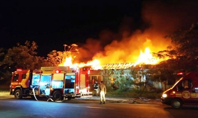 Incêndio destrói galpão na área da ferrovia em Corumbá