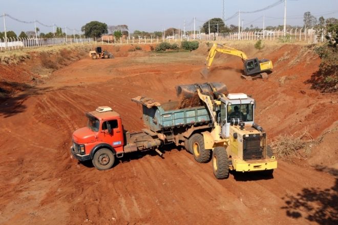  Prefeitura investe mais de meio milhão em asfalto no Jardim Carandá