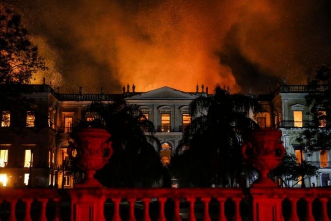 Incêndio destrói parte do acervo do Museu Nacional no Rio