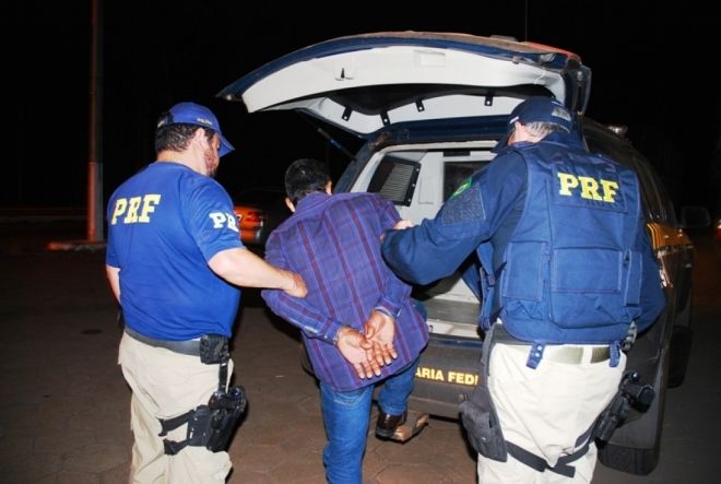 Pai e filho são presos pela PRF com carro roubado na BR-267