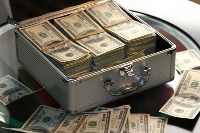 Idoso tem bolsa executiva com 8,2 mil dólares furtados