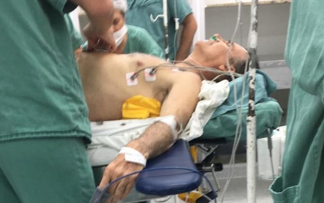 Facada atinge intestino de Bolsonaro, diz hospital