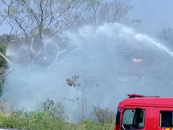 Bombeiros combatem focos de incêndio em bairros de Corumbá