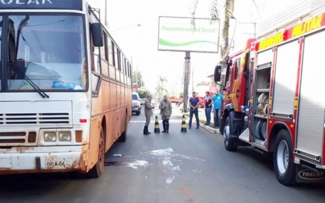 Mulher morre atropelada em avenida por ônibus