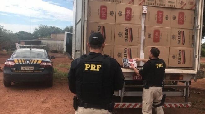 PRF encontra 275 mil maços de cigarros em caminhão abandonado
