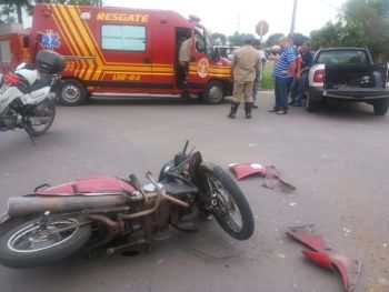 Colisão entre carro e moto deixa homem ferido