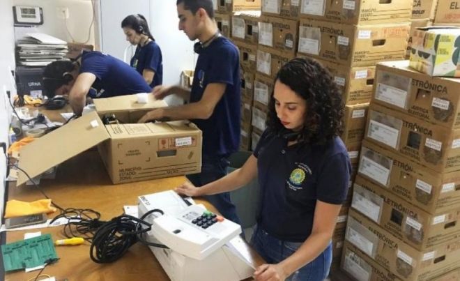 Urnas eletrônicas são lacradas e preparadas para as eleições em Três Lagoas