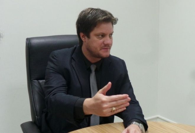 Candidato abre queixa-crime contra radialista por calúnia e difamação