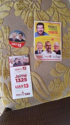 PF apreende material de campanha do PT com Lula como candidato