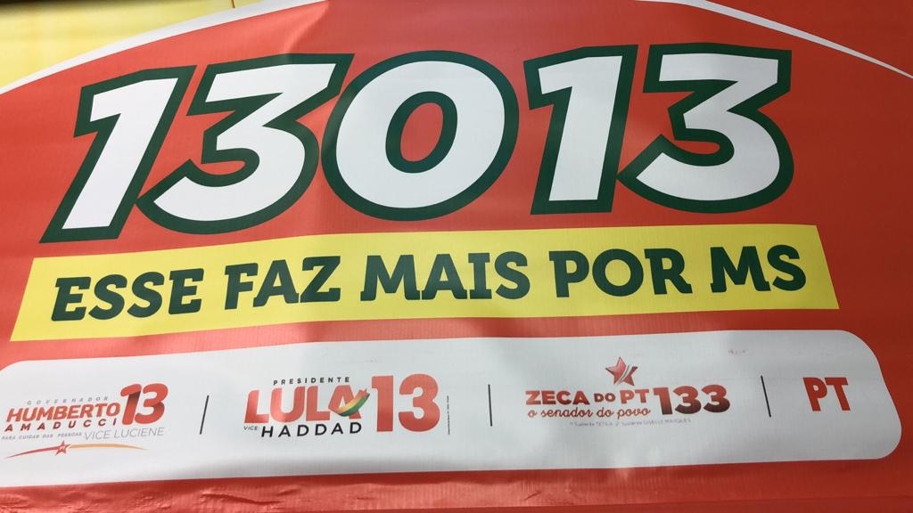 PF apreende material de campanha do PT com Lula como candidato