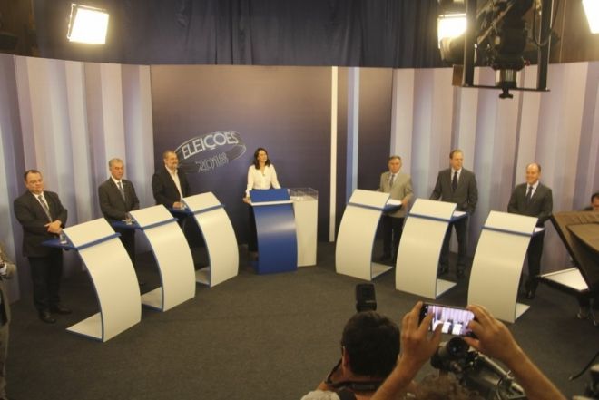 Com acusações e poucas propostas, candidatos ao governo de MS participam de debate
