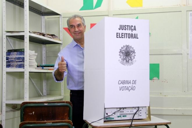 Azambuja vota e diz que “vai aguardar o resultado das urnas”