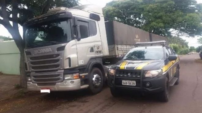 PRF apreende carreta com restrição judicial em Eldorado