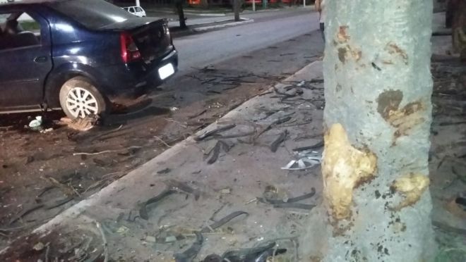 Carro bate em árvore e deixa três feridos na Rio Branco