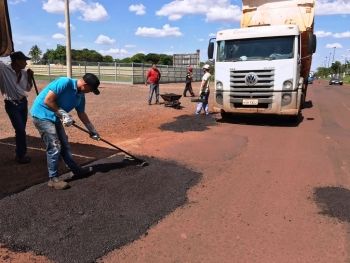 Equipes da prefeitura fazem manutenção no prolongamento da Marcelino Pires