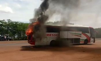 Ônibus interestadual pega fogo na BR-163