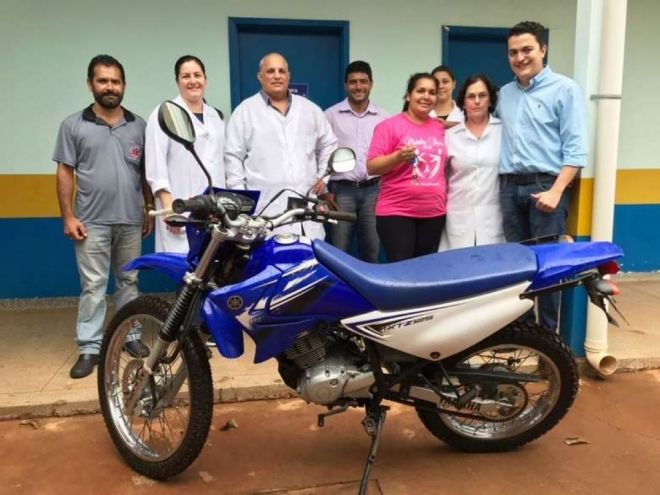 Secretaria entrega motocicletas para agentes de saúde em três distritos