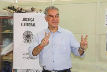 Azambuja vota em Campo Grande e fala sobre “enfrentamento à mentira e a intolerância”