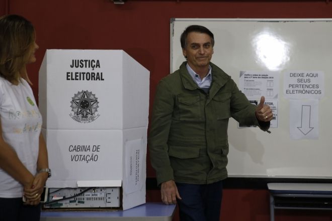 Com forte esquema de segurança, Bolsonaro vota logo cedo