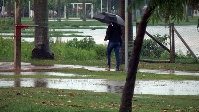 Forte chuva provoca alagamentos em ruas e avenidas