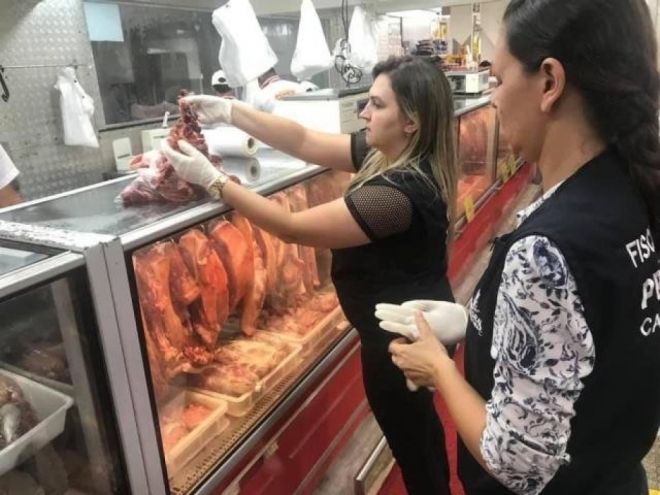 Supermercado é flagrado vendendo carne estragada