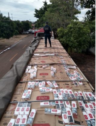 Polícia apreende carreta carregada de cigarros contrabandeados em Juti