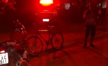 Motociclista colide com outra moto e piloto é levado inconsciente para hospital