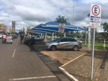Com projeto de revitalização, área de estacionamento da praça é fechada