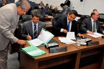 Deputados aprovam três projeto e mantém veto do Executivo