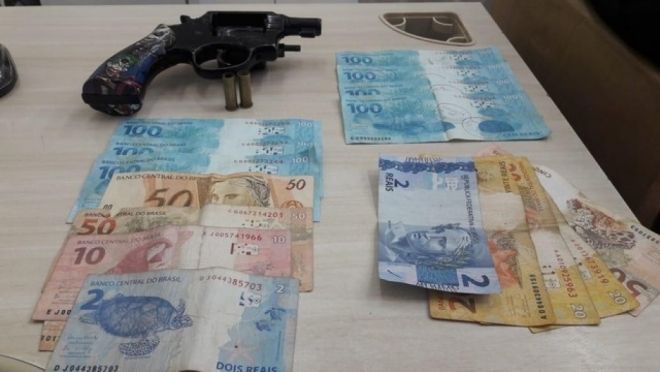 Notas falsas e arma de fogo são apreendidas com menor