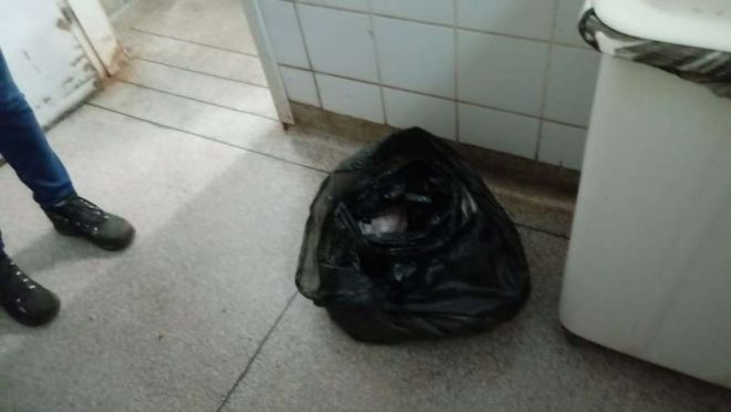 Mulher aborta o filho de seis meses em banheiro de UPA e foge