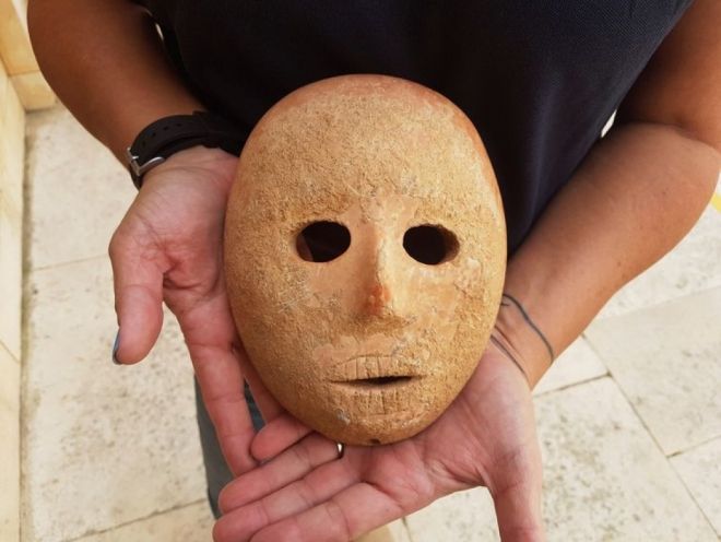  Arqueólogos descobrem máscara de pedra de 9 mil anos na Cisjordânia