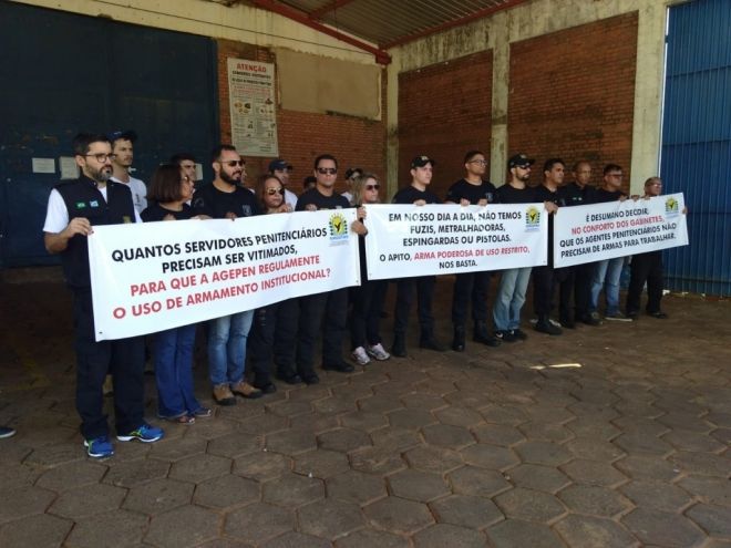 Agentes penitenciários fazem manifestação em frente a Máxima de Campo Grande