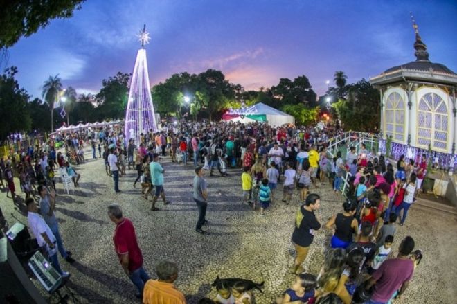Praça Central recebe Jardim do Natal em Corumbá