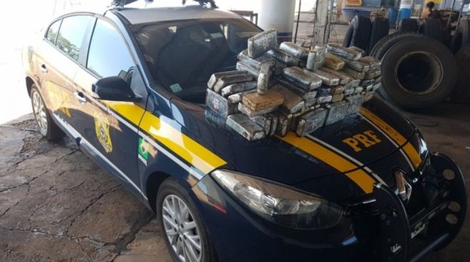 Caminhoneiro tem o veículo apreendido por excesso de peso e policiais acham 115 quilos de cocaína