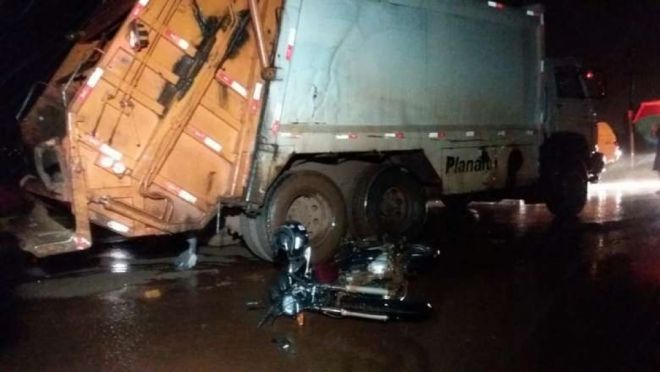 Motociclista bate em caminhão de lixo e morre