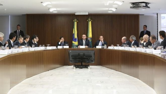 Bolsonaro faz segunda reunião com ministros nesta terça