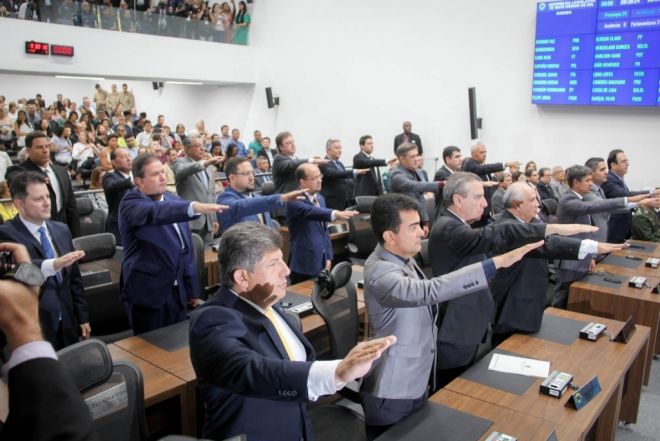 Deputados eleitos são empossados durante sessão solene da ALMS