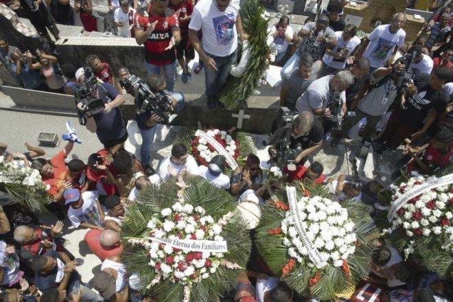 Corpos dos jovens vítimas do incêndio no CT do Flamengo serão enterradas nesta segunda