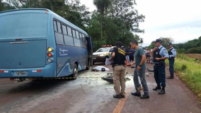 Homem morre após colidir em ônibus e moto pegar fogo