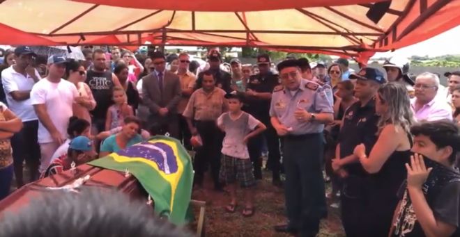 Emoção marca sepultamento de policial assassinado, em Maracaju 