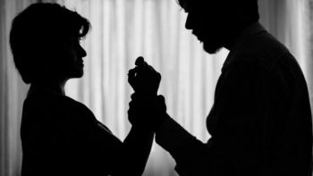 Mulher resiste &agrave; estupro e &eacute; agredida dentro da pr&oacute;pria casa 