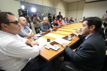 Promotores entregam documentos para cassação de vereadores presos