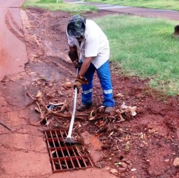 Prefeitura faz limpeza de bocas-de-lobo em Dourados