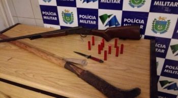 Homem é preso após ameaçar filhos com espingarda