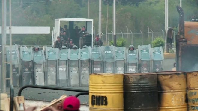 Militares negociam recuo de tanques venezuelanos na fronteira