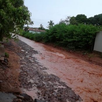 Chuva causa transtornos aos moradores da Vila Aro