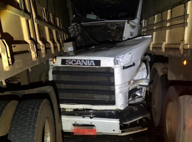 Colisão de três carretas causa congestionamento na MS-276