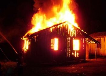 Por ciúmes, homem ateia fogo na casa da ex-mulher 