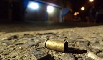 Homem é atropelado e em seguida alvejado com tiros por dupla em motocicleta
